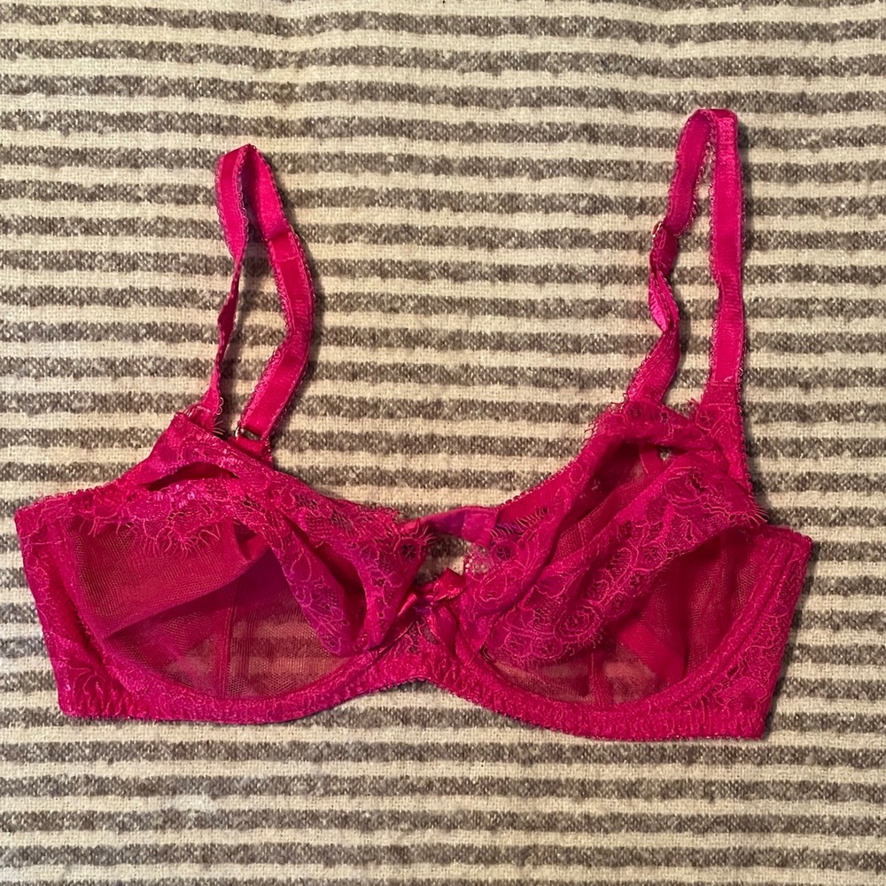 EUC L’Agent BY Agent Provocateur Fuchsia Lace Bra